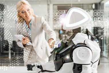 gülümseyen iş kadını dijital tablet ve siber güvenlik illüstrasyonunu tutarken robotu çalıştırıyor