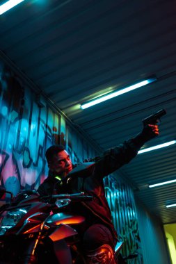 Motorsikletli karma ırk siberpunk oyuncusunun düşük açılı görüşü