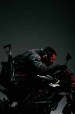 Gri üzerinde maskeli motosikletli silahlı karışık ırk siber punk oyuncusu profili 