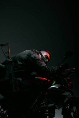 Gri üzerinde motosiklet süren maskeli tehlikeli karışık ırk siber punk oyuncusu 