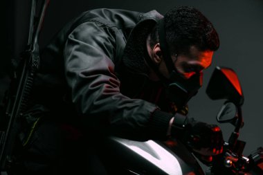 Gri üzerinde maske takan tehlikeli karışık ırk siber punk oyuncusunun seçici odağı. 
