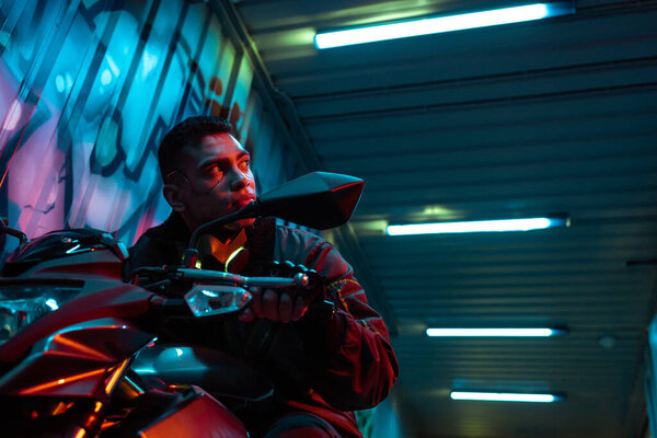 низкий угол обзора смешанного гоночного киберпанка на мотоцикле
 