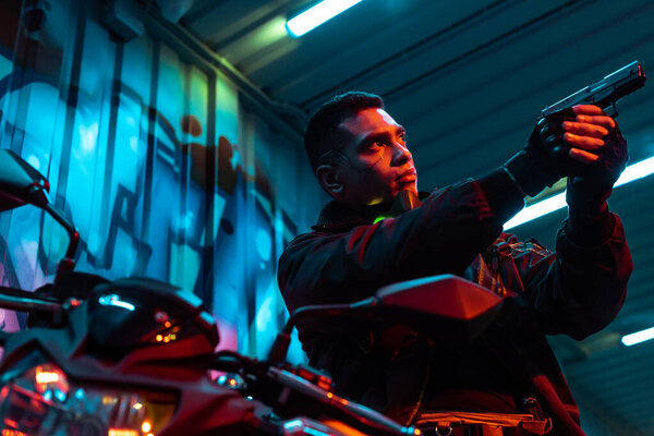 низкий угол зрения киберпанка на мотоциклетном прицеле
