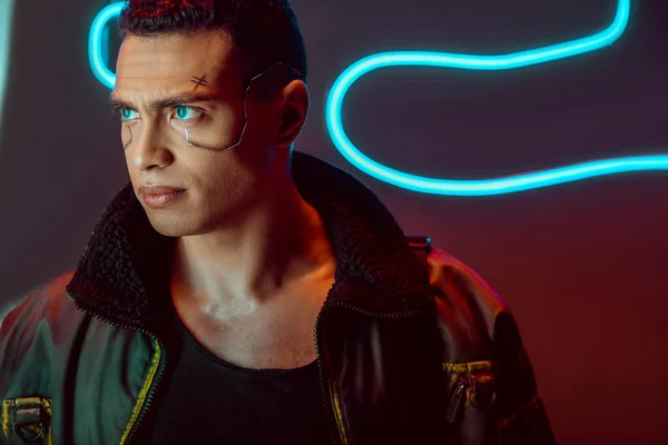 Handsome Racial Cyberpunk Player Looking Away Neon Lighting Black — Stock Photo, Image