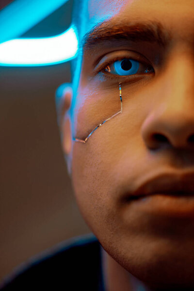 обрезанный вид бирасового киберпанка с металлическими пластинами на лице и голубыми глазами, смотрящими в камеру
