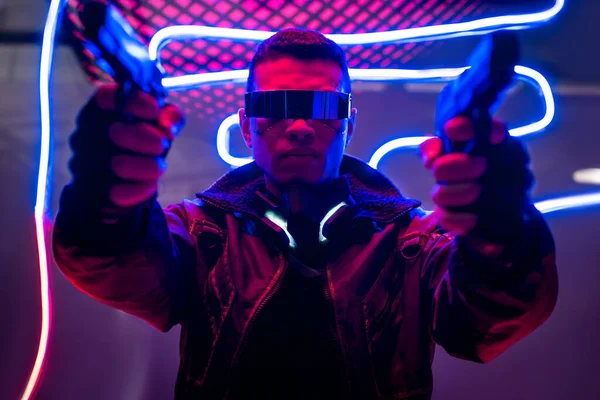 Selective Focus Armed Mixed Race Cyberpunk Player Futuristic Glasses Holding — Stock Photo, Image