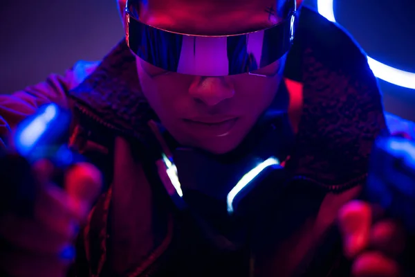 Enfoque Selectivo Jugador Armado Racial Cyberpunk Gafas Futuristas Con Armas — Foto de Stock