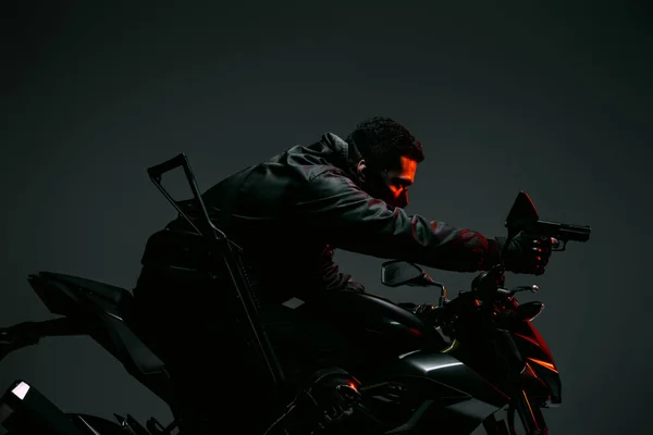 仮面ライディングバイクの武装バイレーシャルサイバーパンクプレーヤーのプロフィール — ストック写真