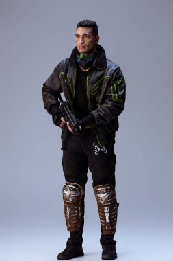 Yakışıklı, çift ırklı siber punk oyuncusu. Elinde silah var ve gri üzerinde duruyor.  