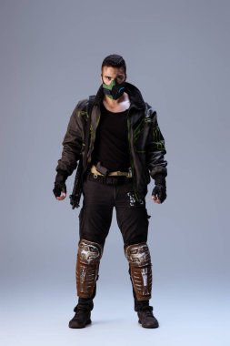 Gri renkli maskeli karışık ırk siber punk oyuncusu  