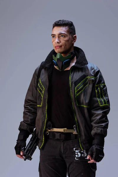 Όμορφος Και Οπλισμένος Φυλετικός Cyberpunk Παίκτης Που Στέκεται Στο Γκρι — Φωτογραφία Αρχείου