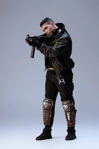 Guapo Racial Cyberpunk Jugador Apuntando Arma Gris — Foto de Stock