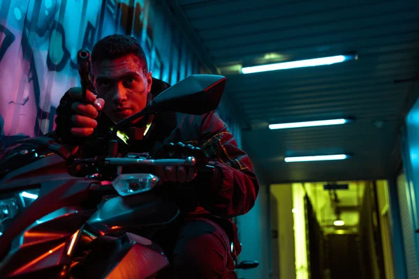 Perigoso Misto Jogador Cyberpunk Raça Motocicleta Apontando Arma Rua Com — Fotografia de Stock