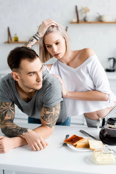 Selektivt Fokus För Tatuerade Par Nära Rostat Bröd Och Kaffe — Stockfoto