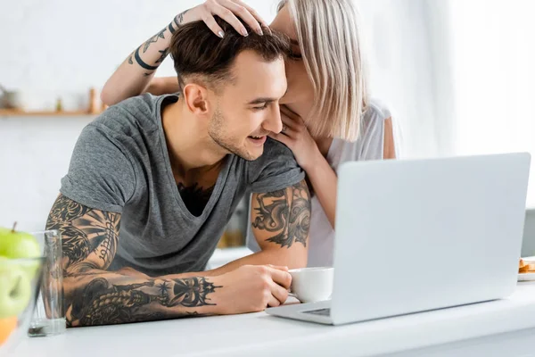 Selective Focus Girl Kissing Smiling Tattooed Boyfriend Coffee Cup Laptop — Stock Photo, Image