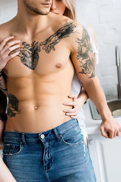 Vista Cortada Mulher Tocando Peito Namorado Tatuado Muscular Cozinha — Fotografia de Stock
