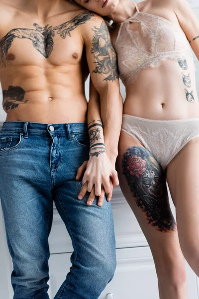 Vista Cortada Homem Sem Camisa Segurando Mão Namorada Tatuada Lingerie — Fotografia de Stock