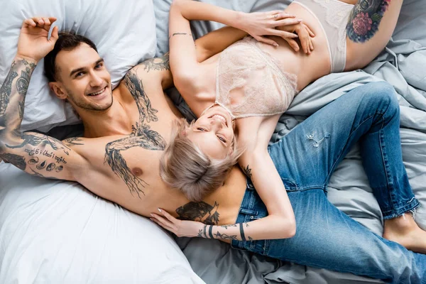 Κάτοψη Του Άντρα Τατουάζ Χαμογελώντας Στην Κάμερα Κοντά Στην Κοπέλα — Φωτογραφία Αρχείου