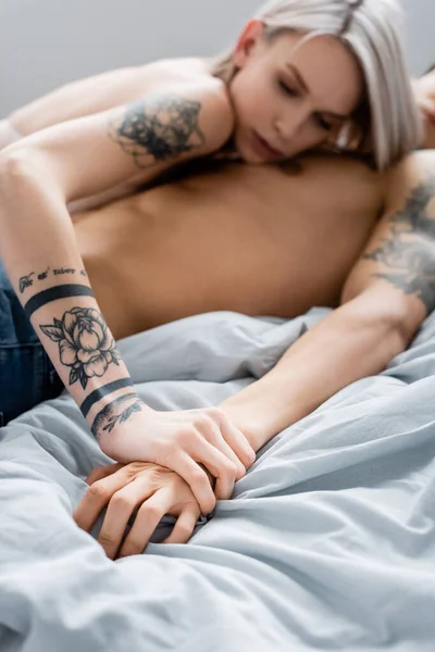 Selektiv Fokus Tatuerad Flicka Röra Hand Skjorta Pojkvän Sängen Isolerad — Stockfoto