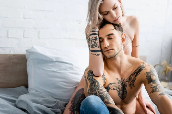 Sexig Kvinna Behå Omfamnar Skjortlös Tatuerad Pojkvän Sängen — Stockfoto