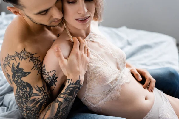 Vista Cortada Homem Tatuado Abraçando Menina Bonita Roupa Interior Cama — Fotografia de Stock