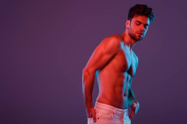 Seksi, kendine güveni tam bir adam arka cepte tek başına poz verirken...