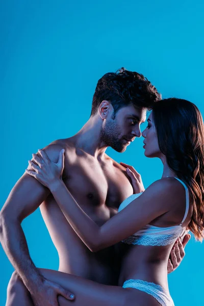 Sexy Jovem Casal Abraçando Enquanto Cara Cara Isolado Azul — Fotografia de Stock