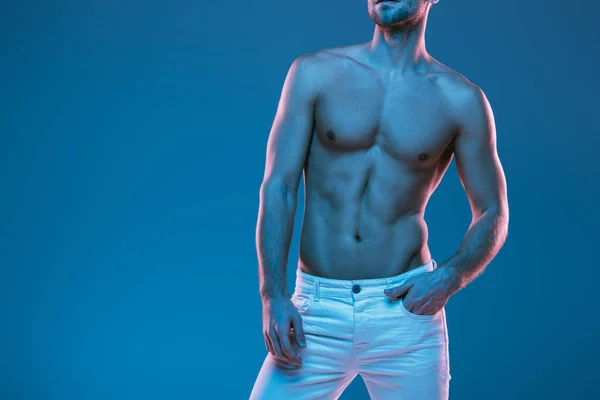 Vista Recortada Hombre Sexy Sin Camisa Jeans Blancos Tomados Mano — Foto de Stock