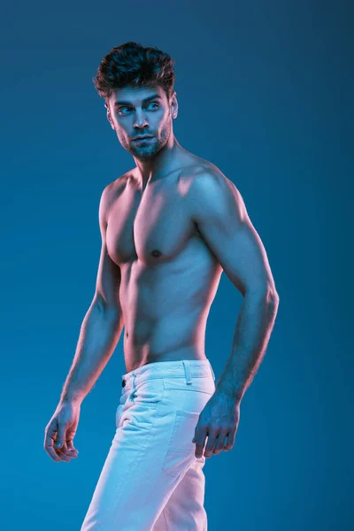 Ernster Sexy Mann Weißen Jeans Blickt Zurück Während Isoliert Auf — Stockfoto