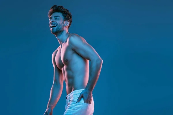 Sexy Hombre Sin Camisa Riendo Mientras Toma Mano Bolsillo Trasero —  Fotos de Stock