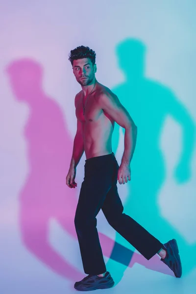 Ganzkörperansicht Des Sexy Hemdlosen Mannes Dunkelblauen Jeans Der Auf Blauem — Stockfoto