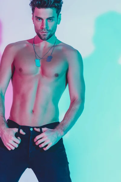 Sexy Selbstbewusster Mann Dunkelblauen Jeans Schaut Die Kamera Auf Blauem — Stockfoto