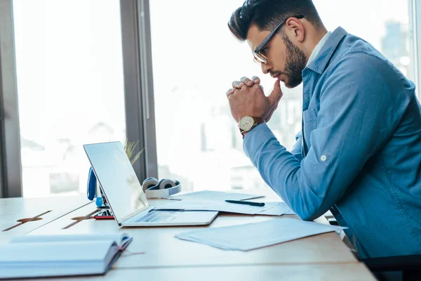 Koncentrerad Arbetare Med Knäppta Händer Tittar Laptop Vid Bordet Coworking — Stockfoto