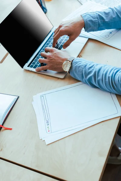 Partiell Bild Arbetare Som Använder Bärbar Dator Nära Papper Vid — Stockfoto