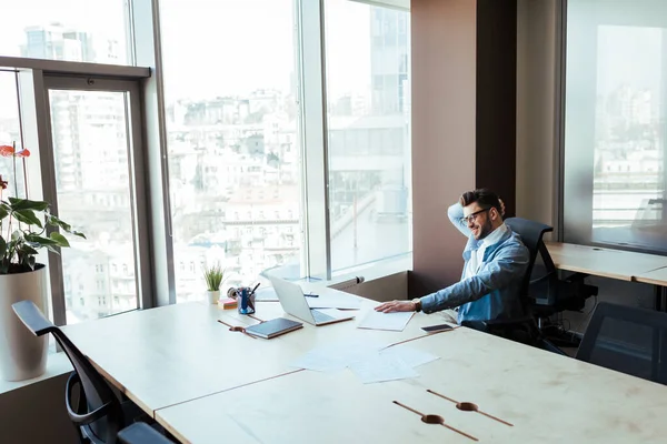 Vue Grand Angle Travailleur Informatique Assis Table Dans Espace Coworking — Photo