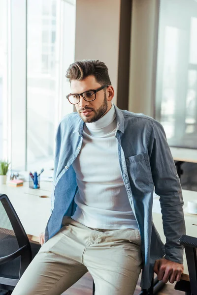 Nachdenklicher Mitarbeiter Mit Brille Sitzt Coworking Space Tisch — Stockfoto