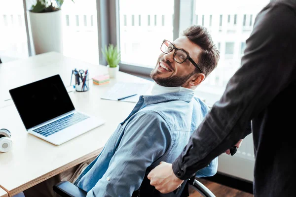 Vista Ángulo Alto Del Trabajador Discapacitado Sonriendo Mesa Espacio Coworking — Foto de Stock