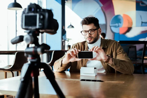 Selective Focus Blogger Front Digital Camera Showing Smartphone Table Coworking — Stock Photo, Image