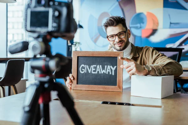 Selektiver Fokus Der Bloggerin Zeigt Tafel Mit Werbeschriftzug Lächelt Und — Stockfoto