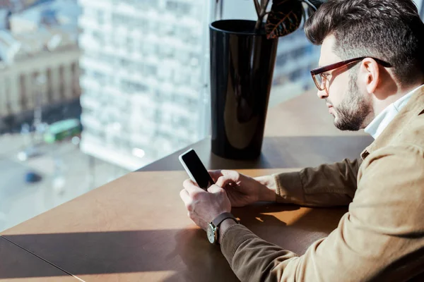 Vista Ángulo Alto Del Trabajador Que Sostiene Teléfono Inteligente Mesa — Foto de Stock