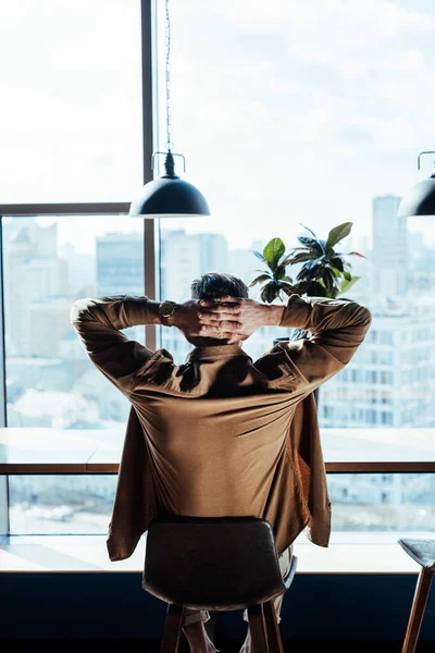 Vista Trasera Del Trabajador Con Las Manos Cerradas Sentado Silla —  Fotos de Stock