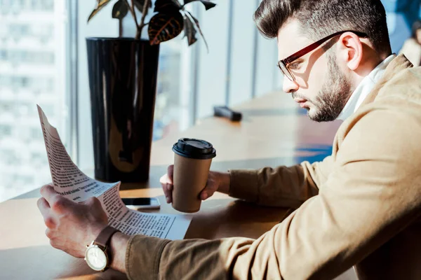 Trabajador Sosteniendo Taza Papel Café Leyendo Periódico Mesa Cerca Ventanas —  Fotos de Stock