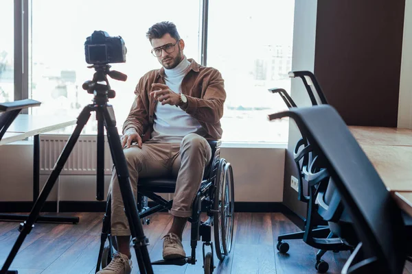 Selektivní Zaměření Handicapovaného Bloggeru Invalidní Vozík Ukazující Prstem Před Digitální — Stock fotografie