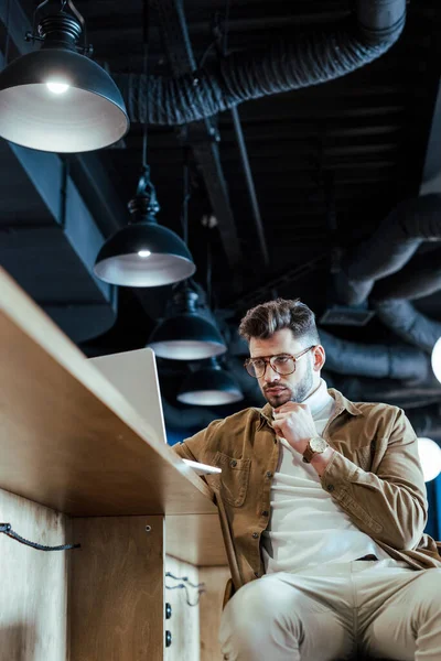 Low Angle View Concentrated Worker Looking Laptop Table Coworking Space — Stock Photo, Image