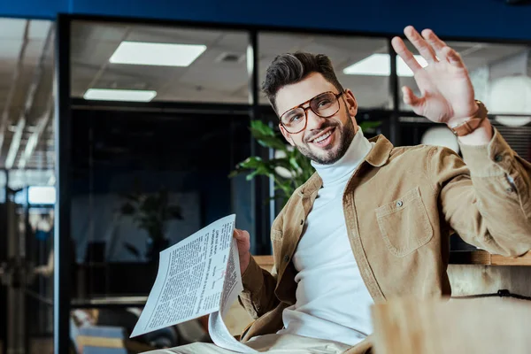 Selective Focus Worker Newspaper Waving Hand Smiling Coworking Space — Stock Photo, Image
