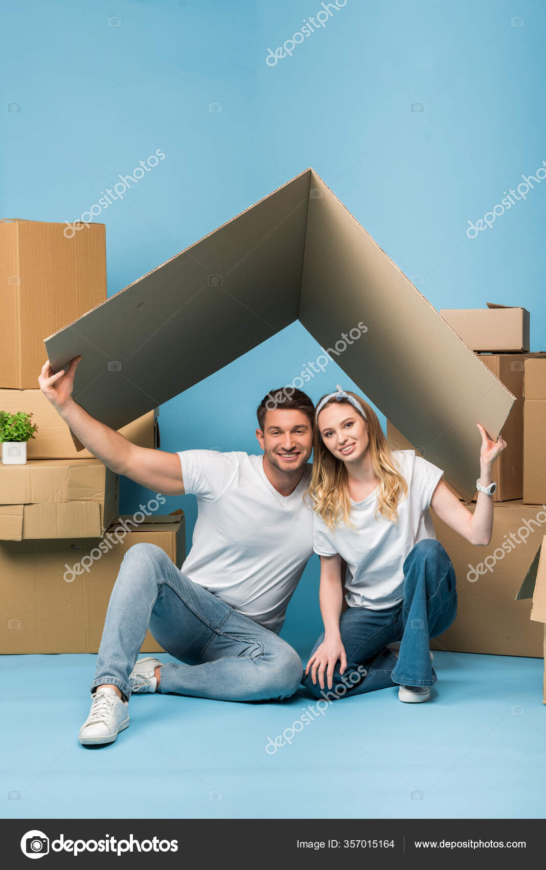 Alegre Pareja Que Mantiene Techo Cartón Sobre Las Cabezas Mientras