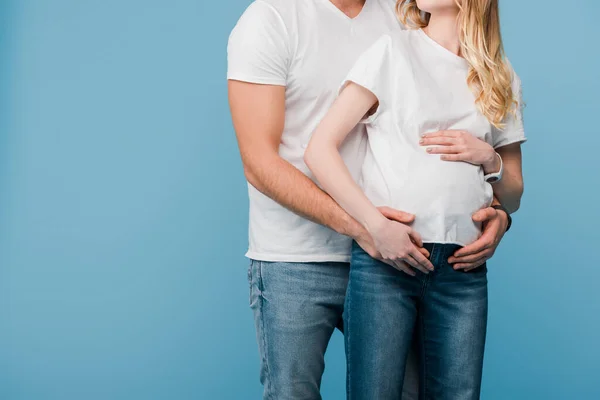 Abgeschnittene Ansicht Des Mannes Umarmt Bauch Der Schwangeren Frau Isoliert — Stockfoto