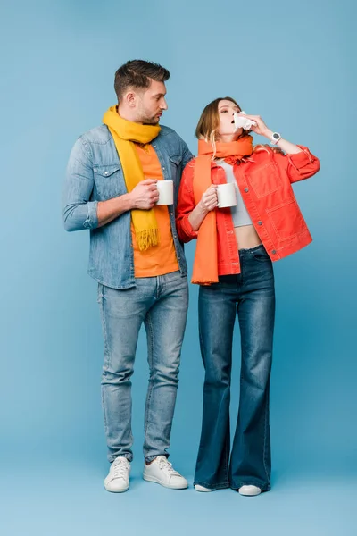 Ill Couple Scarves Holding Cups Hot Drinks While Woman Sneezing — Stock Photo, Image