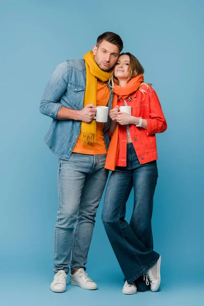 Sick Couple Scarves Holding Cups Hot Drinks Blue — Stock Photo, Image