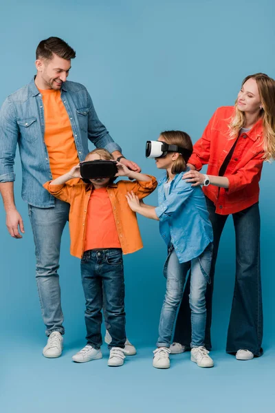 Orangtua Ceria Dengan Anak Anak Virtual Reality Headsets Blue — Stok Foto